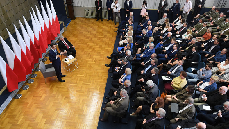 Staramy się znaleźć odpowiedzi na pułapki rozwojowe, w których znalazła się Polska poprzez wypracowanie nowego modelu gospodarczego. Jednym z jego elementów jest polityka zrównoważonego rozwoju - powiedział dziś w Krakowie premier Mateusz Morawiecki.