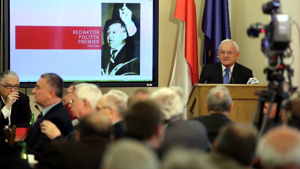 Mieczysław Rakowski stanął po stronie głębokich reform, bez niego nie byłoby w Polsce nowoczesnej socjaldemokracji - ocenili były prezydent Aleksander Kwaśniewski i szef SLD Leszek Miller podczas spotkania w 5. rocznicę śmierci Rakowskiego.