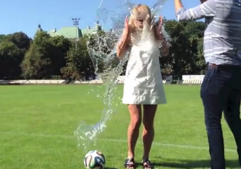 Monika Olejnik wykonuje Ice Bucket Challenge