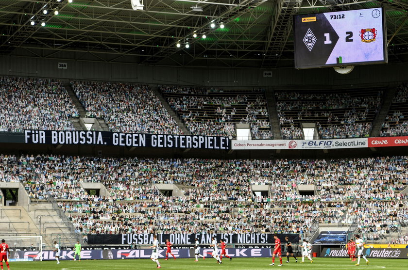 Tekturowi kibice na stadionie w Moenchengladbach