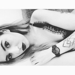 Piękna córka Pawła Kukiza odsłoniła swoje tatuaże [ZDJĘCIA]