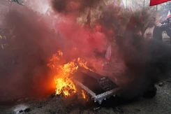 Rolnicy rzucają petardami w policję. Przed KPRM płoną unijne flagi
