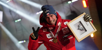 W końcu się doczekał! Piotr Żyła odebrał złoty medal mistrzostw świata. Szalona radość!