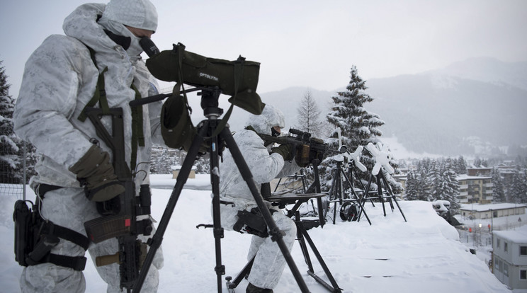 Álcaruhás mesterlövészek a svájci Davosban / Fotó: MTI