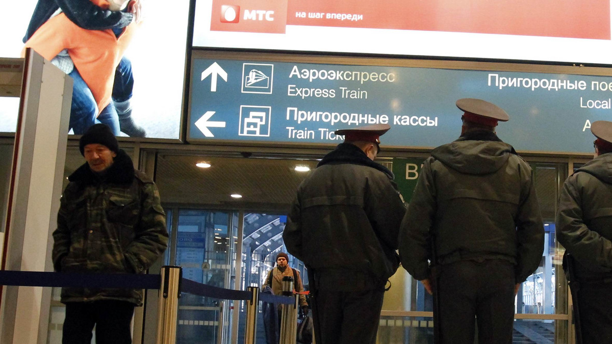 Rosyjska milicja zatrzymała "telefonicznego terrorystę", który rano informował o podłożeniu materiałów wybuchowych na lotnisku Domodiedowo i na dworcu Pawieleckim w Moskwie - podała Tatiana Agapowa, rzeczniczka prasowa wydziału transportu MSW.