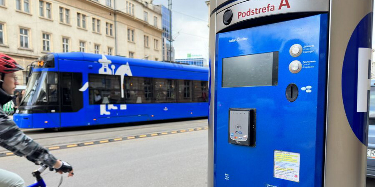 Oszuści przy pomocy fałszywych kodów QR wyłudzali od kierowców w centrum Krakowa dane do kart kredytowych. 
