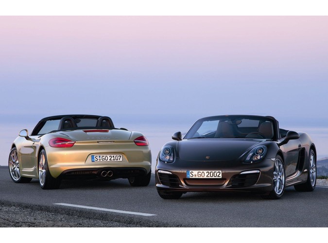 Pasażerów osłania składany elektrycznie dach o zupełnie nowej konstrukcji, dzięki której zbędna jest pokrywa komory dachu