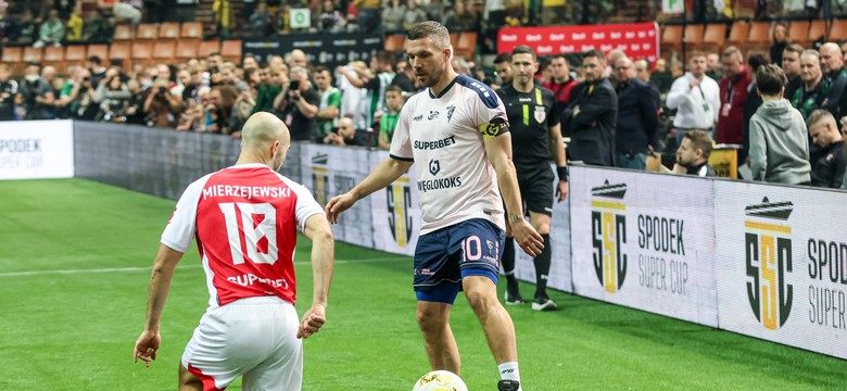 Lukas Podolski mógł zakończyć karierę 23-letniego piłkarza. Mistrz świat przeprosił