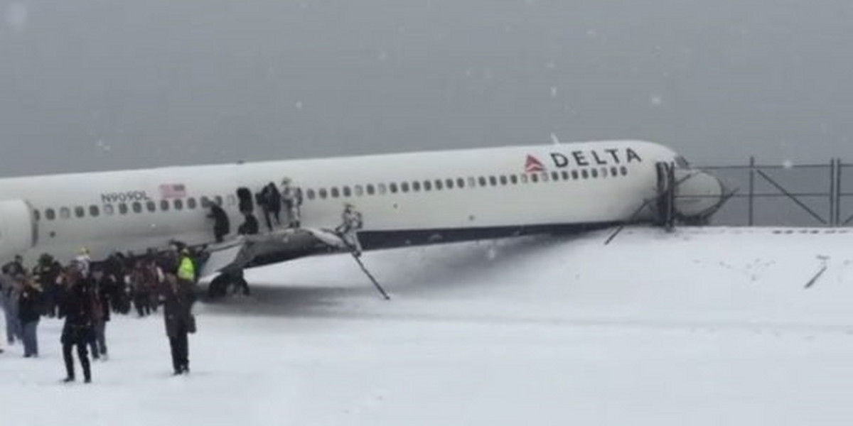 Wypadek na lotnisku, bo spadł śnieg