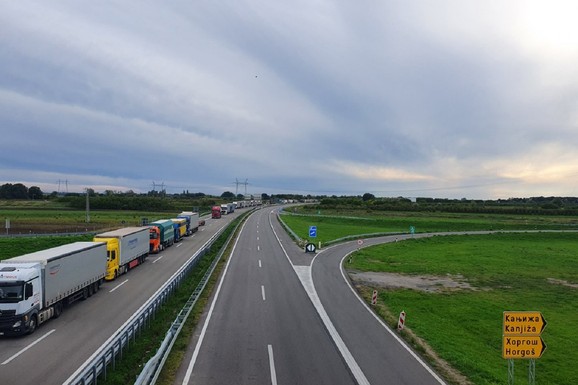 STANJE NA PUTEVIMA Kamioni na Horgošu čekaju pet sati, bez zadržavanja za automobile