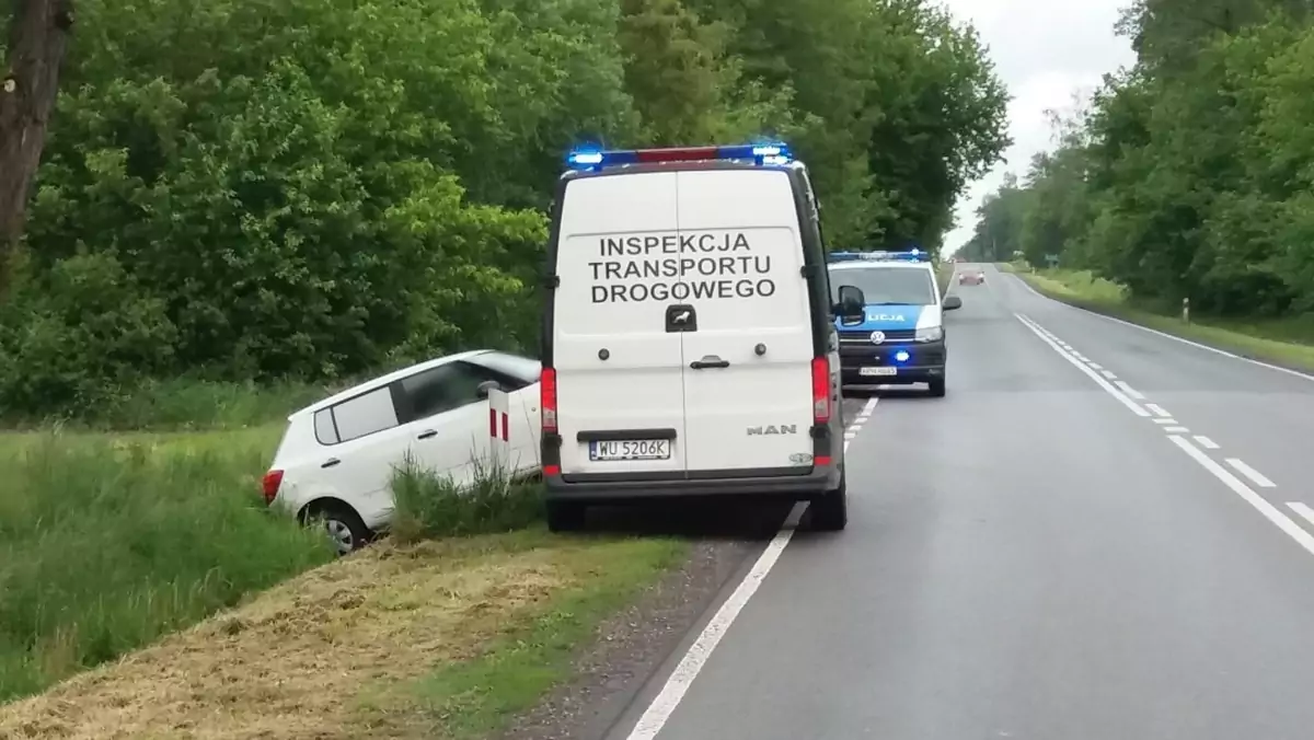 Stał koło auta w rowie. Na widok ITD zaczął uciekać 