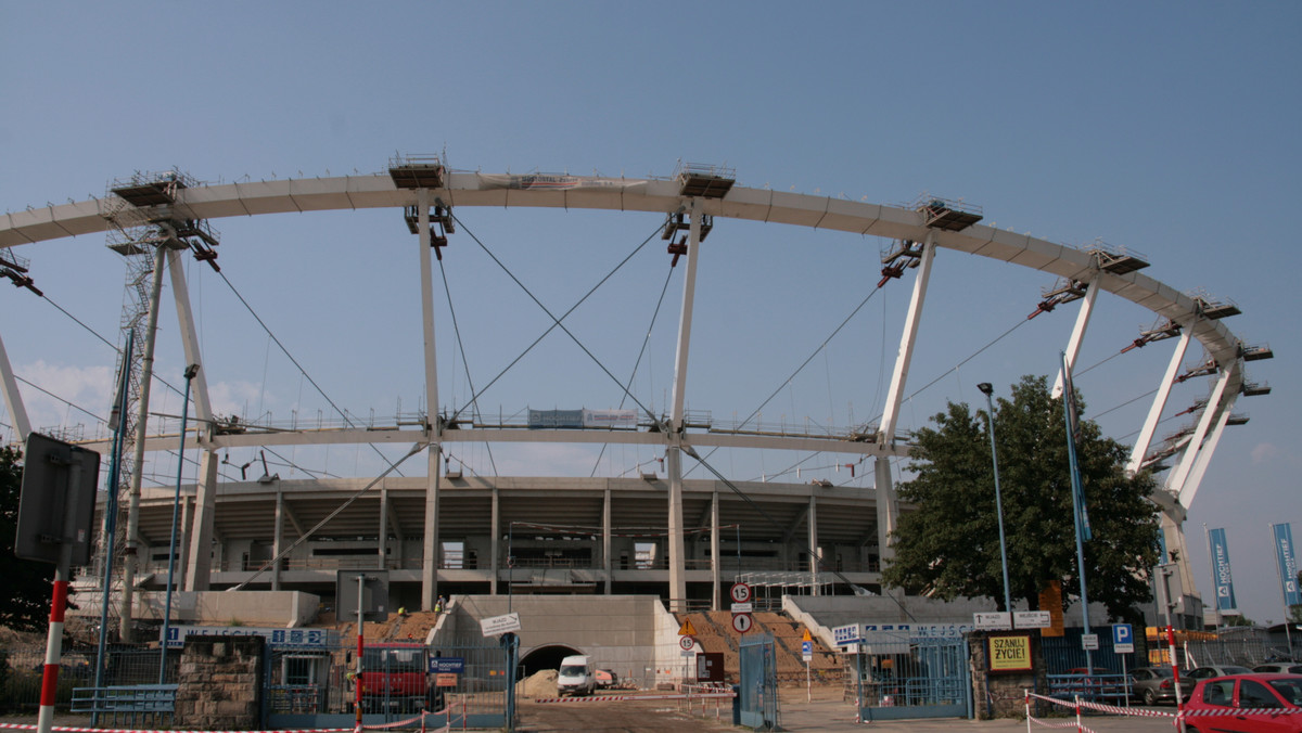 Według pierwotnych planów Stadion Śląski miał być jedną z aren Euro 2012. Co więcej, obiekt w Chorzowie miał być pierwszym, który zostanie z tej okazji ukończony. Tymczasem kilka miesięcy po zakończeniu mistrzostw Europy przebudowa stadionu stoi w miejscu i nie wiadomo, kiedy zostanie wznowiona - donosi "Rzeczpospolita".