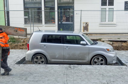 Auto "zabetonowane na ulicy". Straż Miejska nadal szuka kierowcy. Co mu grozi?