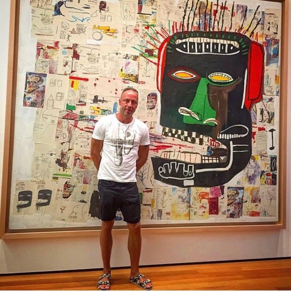 Autor materiału w Museum of Modern Art MoMA w Nowym Jorku. “Glenn” namalowany przez Basquiat’a w 1984 r. został sprzedany na aukcji w 2004 r. za 1 463 500 dolarów. Teraz z pewnością byłby wart znacznie więcej, ponieważ obrazy tego artysty zyskują na wartości niemal co roku.