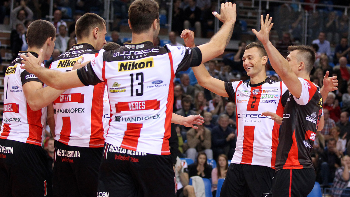 Asseco Resovia Rzeszów pewnie ograła we własnej hali Lotos Trefl Gdańsk 3:0 (25:21, 25:22, 25:19) w meczu 8. kolejki PlusLigi. Mistrzowie Polski dzięki wygranej znów są liderem rozgrywek, gdańszczanie zajmują siódmą lokatę.