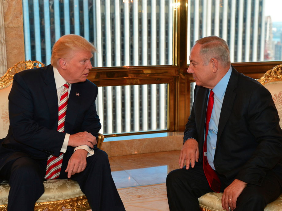 Israeli Prime Minister Benjamin Netanyahu (R) speaks to Republican U.S. presidential candidate Donald Trump during their meeting in New York, September 25, 2016.