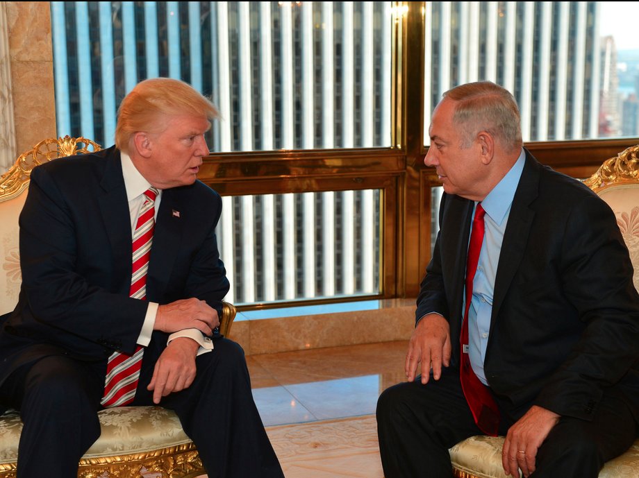 Israeli Prime Minister Benjamin Netanyahu (R) speaks to Republican U.S. presidential candidate Donald Trump during their meeting in New York, September 25, 2016.