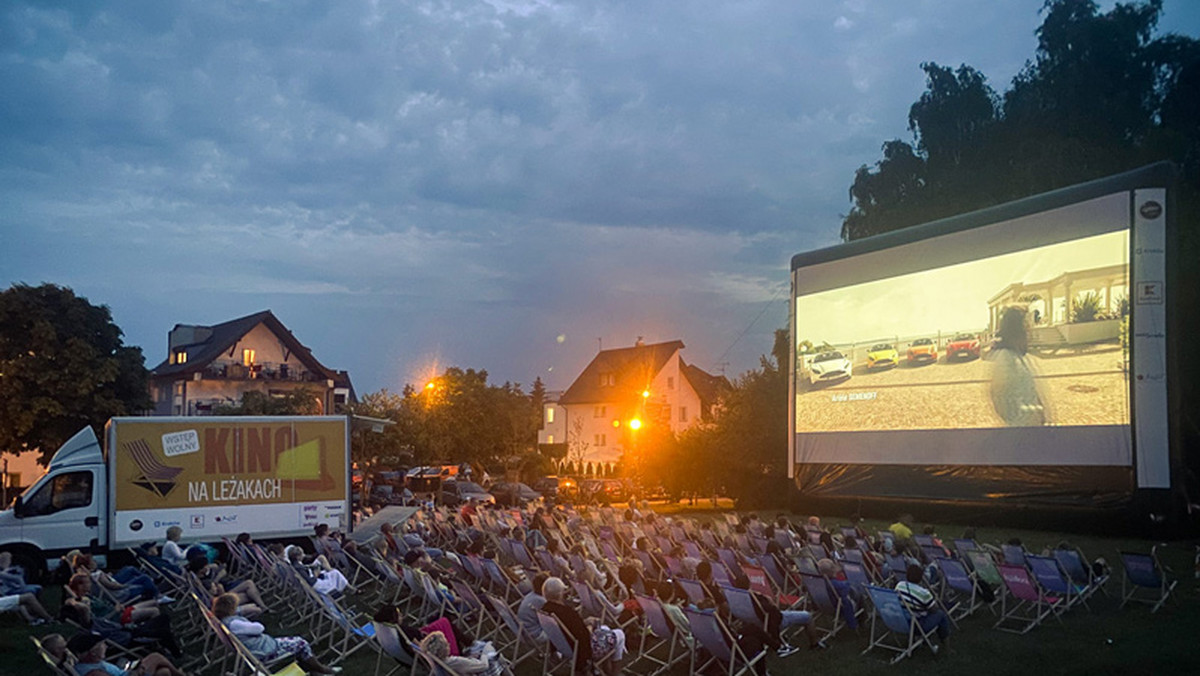 <strong>Już po raz dziewiąty wystartowało mobilne Kino na Leżakach. Seanse w plenerowym kinie to nie tylko świetne filmy, ale też nocny piknik z atrakcjami. Akcja trwa od czerwca do września i obejmuje 35 różnych lokalizacji nad morzem i w Polsce Centralnej.  </strong>