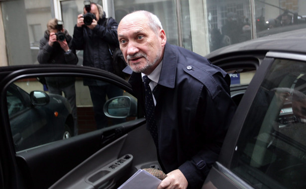 Macierewicz odtajni dokumenty ze zbioru zastrzeżonego IPN. Ludzie mediów, politycy, tajni współpracownicy...