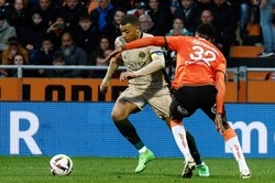 Kylian Mbappe wkręcił obrońcę w murawę. Dosłownie! [WIDEO]