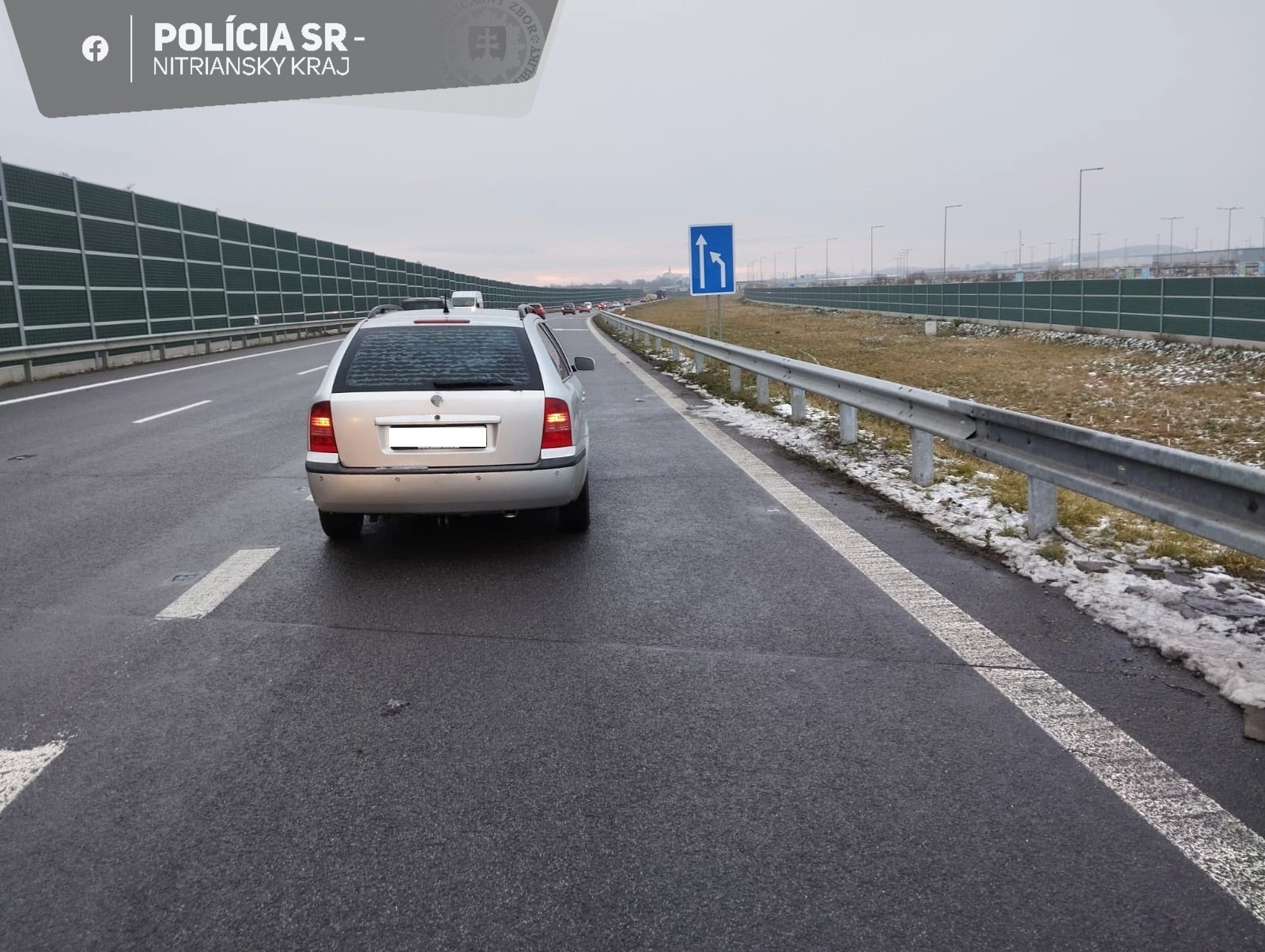 Muž  prechádzal cez cestu mimo priechod pre chodcov.