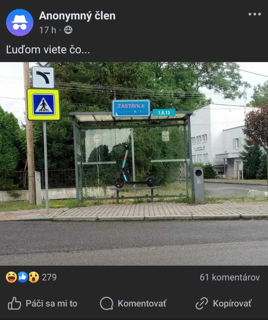 Drzo zaparkovaná kolobežka v Liptovskom Mikuláši rozhnevala Slovákov.