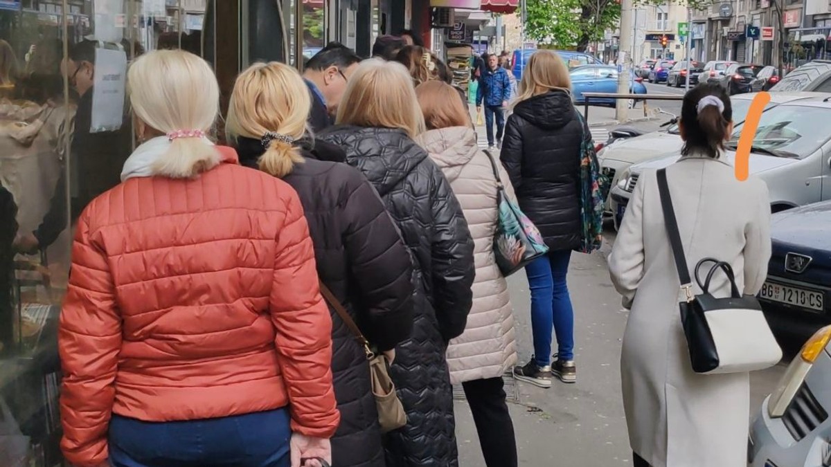 Sve ulice puste u Beogradu, samo u ovoj nepregledan red ljudi, svi čekaju bez guranja