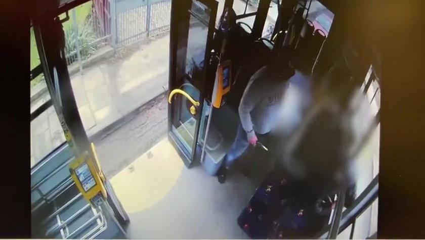 Atak nożownika w autobusie. Policja publikuje nagranie