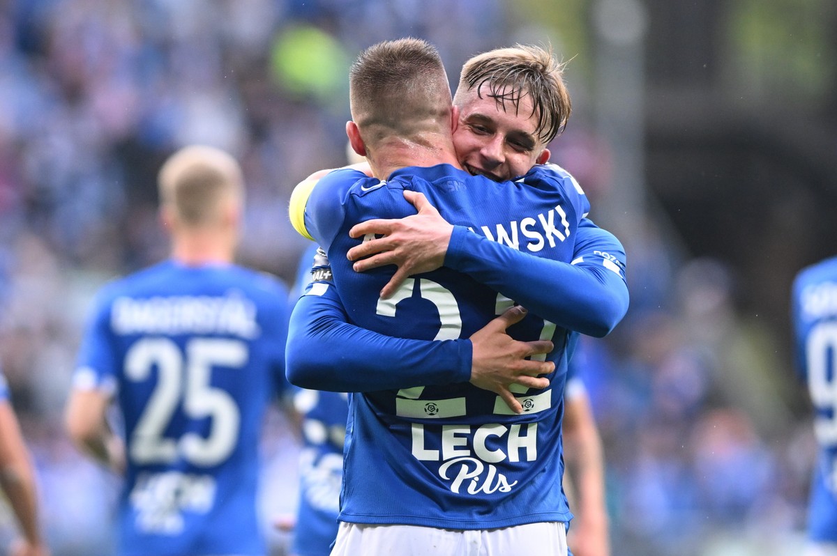 Zawodnicy Lecha Poznań Michał Skóraś (P) i Radosław Murawski (L)cieszą się z bramki zdobytej podczas meczu 31. kolejki piłkarskiej Ekstraklasy