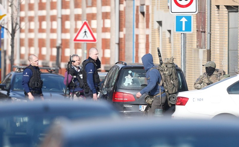 Akcja policji przeciwko terrorystom w Brukseli. Nie żyje jeden podejrzany
