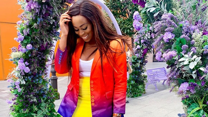 Ways to rock bright-colored blazers [Instagram: Ozinna]