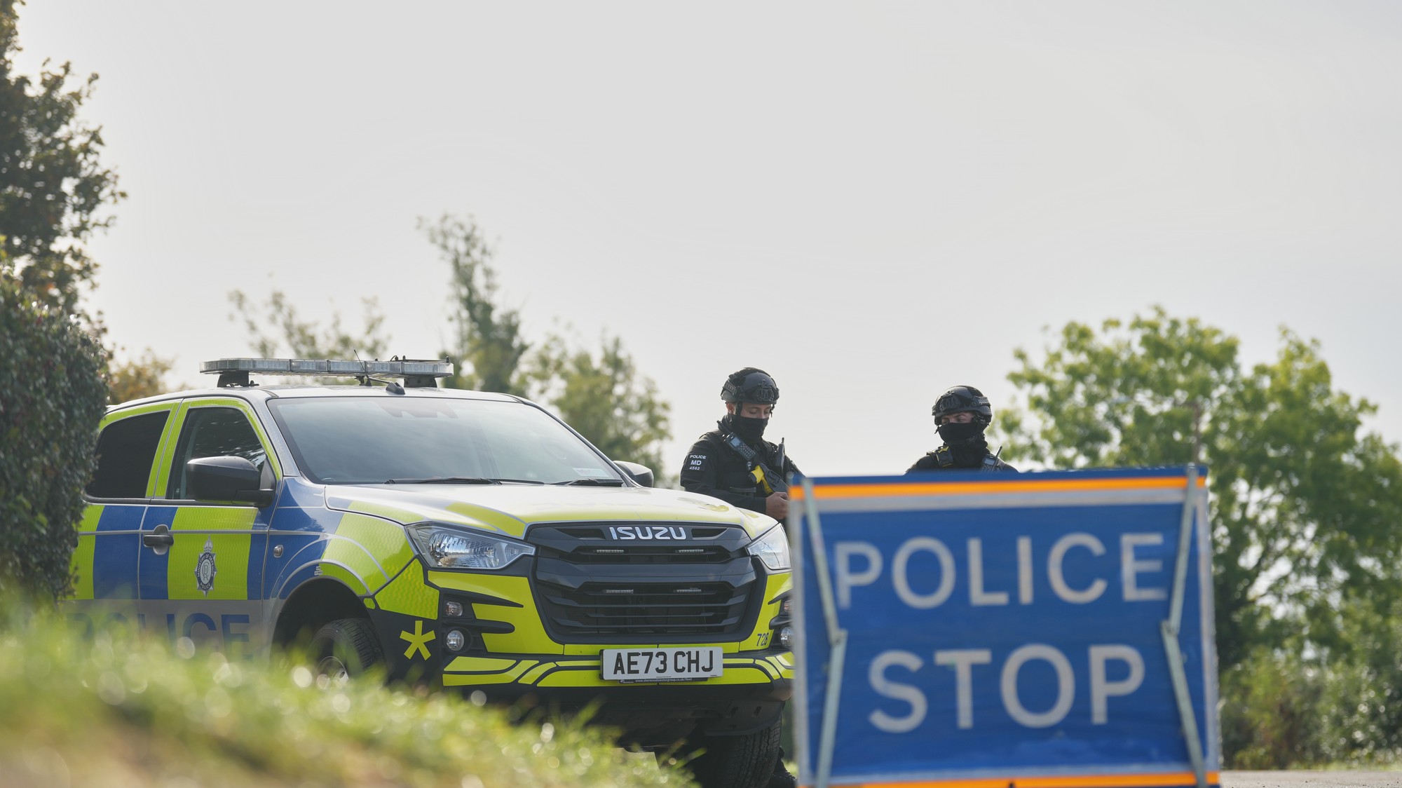 Mužov zadržaných pri britskej základni Fairford prepustia na kauciu