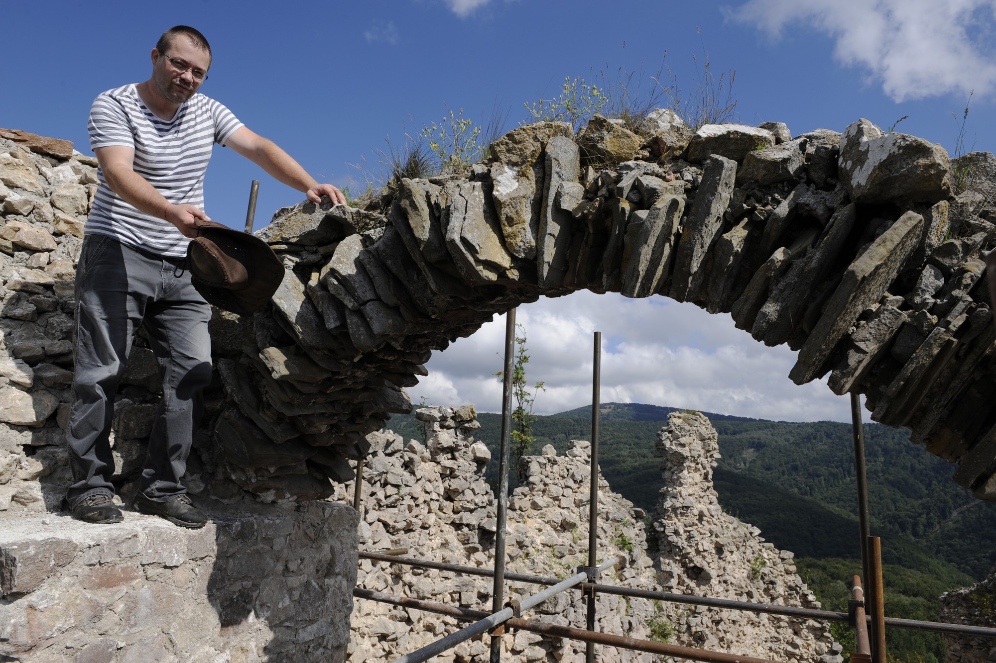 Archeológ Mário Comisso stojí v roku 2016 pri okennom oblúku na najvyššom mieste Hanigovského hradu.