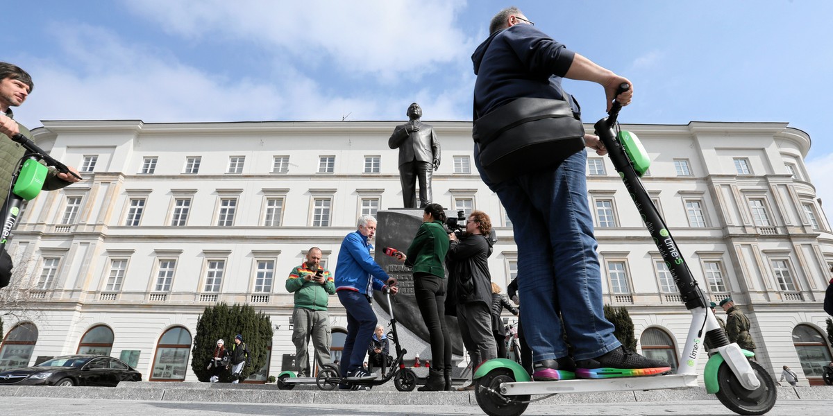 Rząd przygotowuje przepisy regulujące zasady poruszania się na hulajnogach. Nie ma w nich mowy o obowiązku kierowania w kasku i posiadania polisy OC.