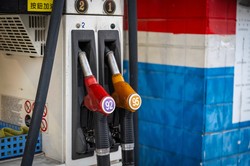 Przerażające sceny na stacji benzynowej. Pijana, uzbrojona policjantka w kolejce