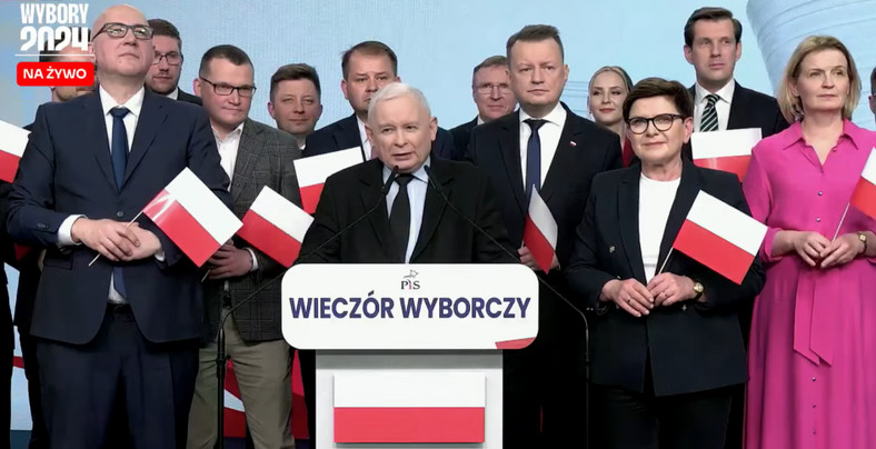 Politycy PiS na scenie po ogłoszeniu wyników wyborów