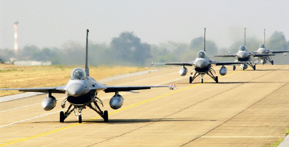 Kolejną nieudaną inwestycją polskiej armii był program offsetowy przy zakupie F16. W kwietniu 2003 roku polski rząd zawarł umowę na inwestycje offsetowe na sumę 9,7 mld dolarów, które miały zostać zrealizowane w zamian za kupno 48 samolotów bojowych F-16. 6 lat później Najwyższa Izba Kontroli stwierdziła, że tylko co czwarty ze zrealizowanych projektów offsetowych spełnił oczekiwania, przyczyniając się do modernizacji polskiej gospodarki i restrukturyzacji konkretnych przedsiębiorstw. NIK uznała, że Polska nie była dobrze przygotowana do negocjacji umowy offsetowej. - Brak wiedzy i doświadczenia skutkował wadliwym wyborem projektów i zobowiązań wchodzących pierwotnie w skład umowy – podała Izba.