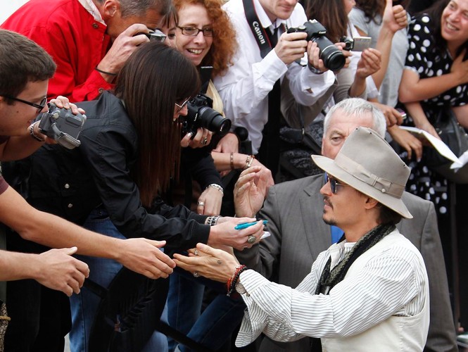 Johnny Deep rozdaje fanom autografy