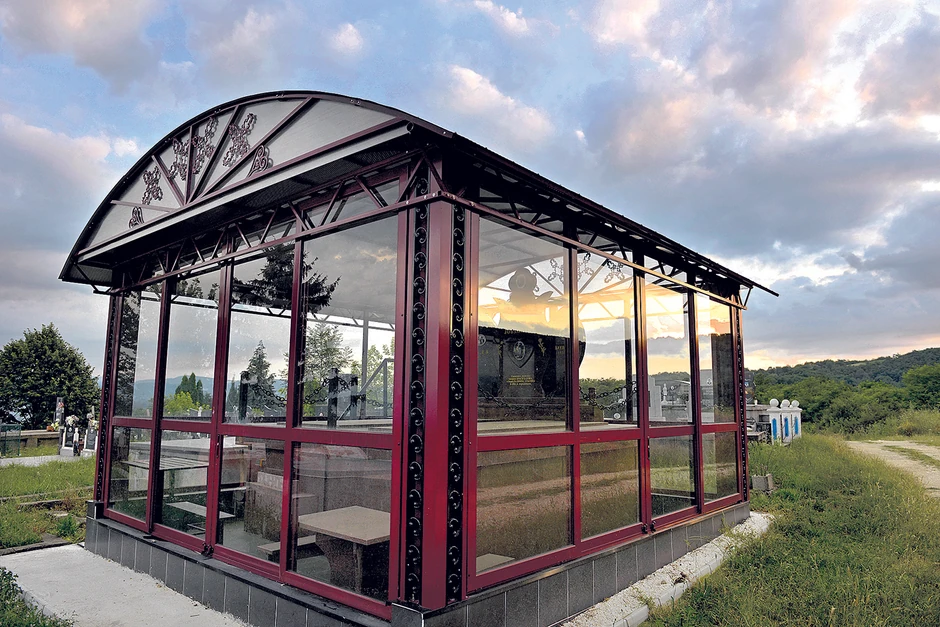 ORIGINALNOST: Grobnica kao staklena bašta