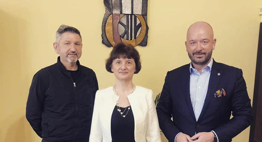 Z lewej Jarosław Delewski, dyrektor Departamentu Edukacji w Urzędzie Miejskim Wrocławia.