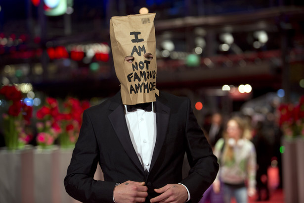 Shia LaBeouf na czerwonym dywanie z papierową torbą na głowie