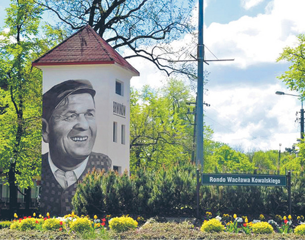 Słynny aktor upamiętniony na muralu w centrum miasta przez wiele lat był mieszkańcem Brwinowa fot. mat. prasowe