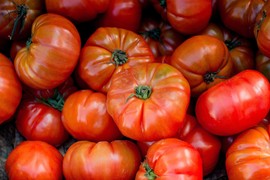 Evo zašto jedemo BLJUTAVI PARADAJZ: Stručnjaci objašnjavaju da je u ovome problem, a kupci prave jednu ogromnu grešku!