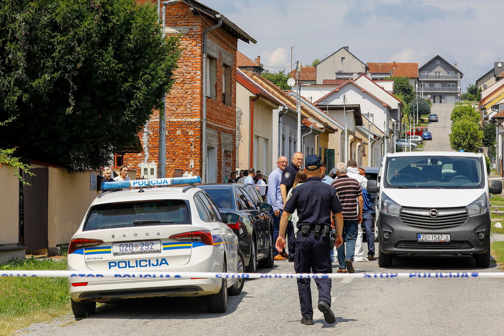 Policajti a forenzní experti zaisťujú dôkazy neďaleko zariadenia pre seniorov v kúpeľnom meste Daruvar.