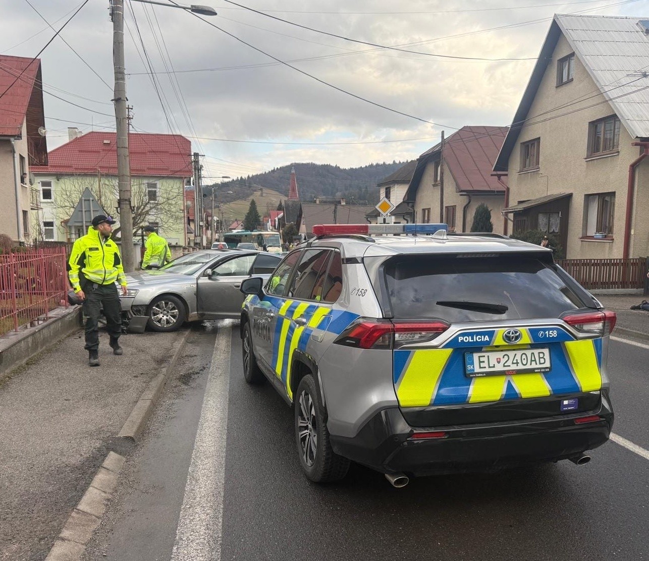 Polícia zadržala tri osoby v súvislosti s výbuchom bankomatu v Demänovskej Doline. 