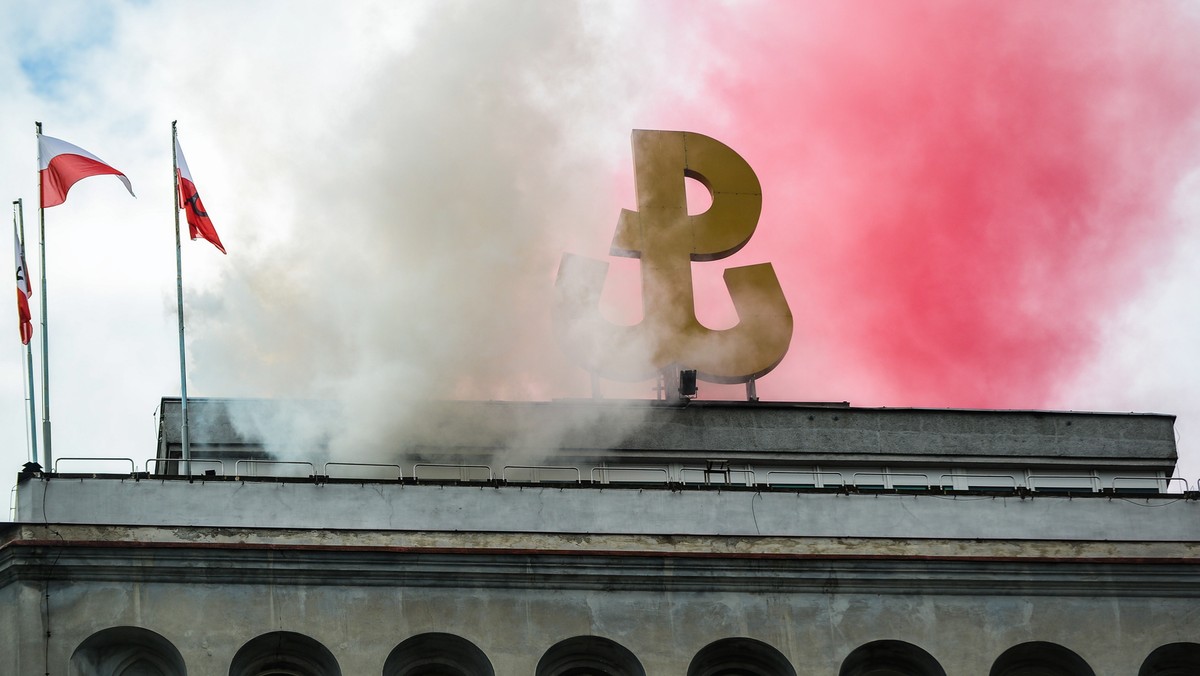 Na konto Światowego Związku Żołnierzy AK wpłynęło już 1,3 mln zł. A ta kwota jeszcze wzrośnie – poinformował serwis naTemat Maciej Jarosiński. W internecie wciąż trwa zbiórka na karę, jaką UEFA nałożyła na Legię Warszawa za transparent o powstaniu warszawskim. Do tej pory zebrano ponad 400 tys. zł.