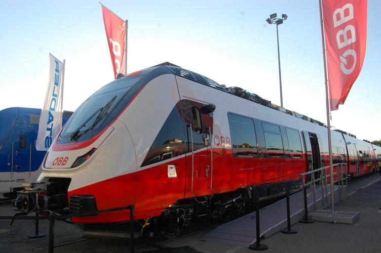 Na targach InnoTrans premierę ma akumulatorowy, elektryczny skład Talent 3 firmy Bombardier. Może obsługiwać trasy, które są zelektryfikowane tylko na pewnym odcinku. Skład ładuje baterie na fragmencie linii z siecią trakcyjną a zgromadzoną energię wykorzystuje na odcinku niezelektryfikowanym. Dzięki temu można skrócić czas podróży, bo na takiej trasie nie trzeba zmieniać lokomotywy (lub ewentualnie nie trzeba się przesiadać z jednego pociągu do drugiego). Dodatkowo na odcinkach niezelektryfikowanych skład może zastąpić nieekologiczne i głośne pociągi spalinowe. fot. Krzysztof Śmietana