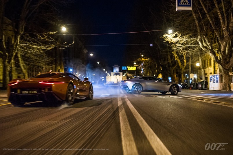 Materiały przedstawiają przygotowania ekipy do realizacji sceny, która musi znaleźć się w każdym filmie o 007 – pościgu samochodowego. W gonitwie po ulicach Rzymu udział wezmą Mr. Hinx (Dave Bautista) – za kierownicą Jaguara oraz Bond – w Astonie Martinie