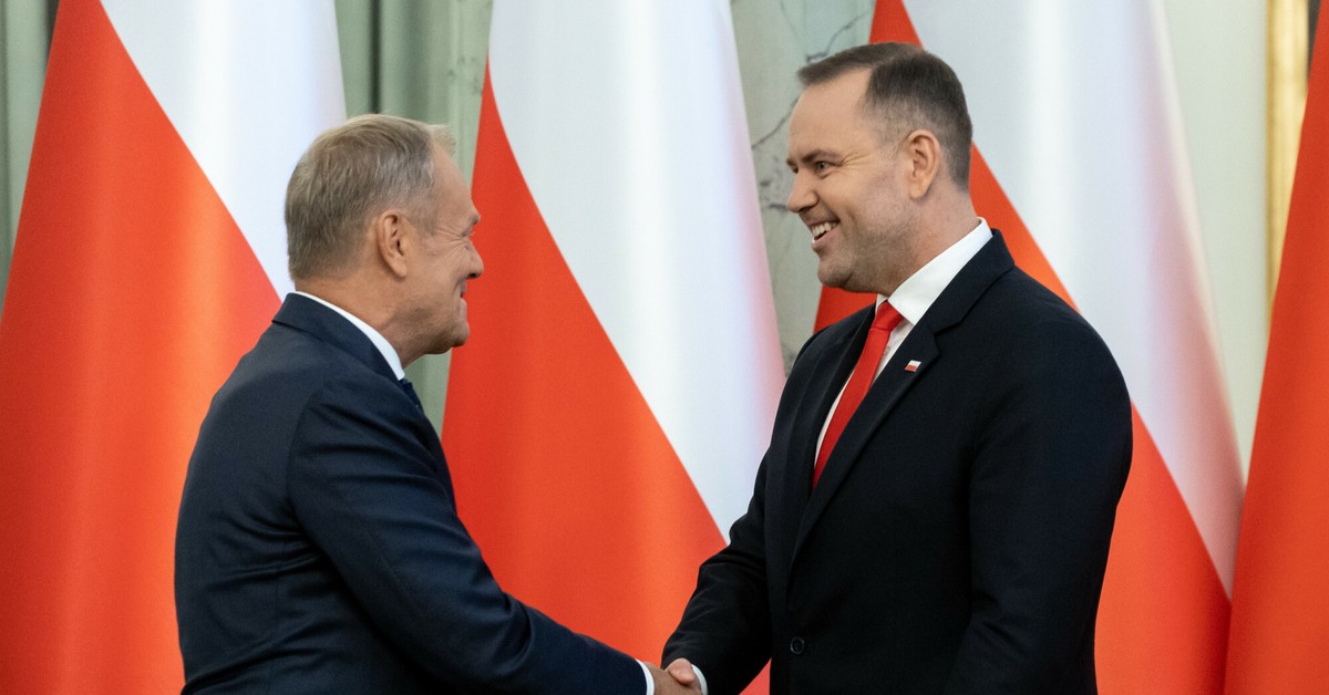 Tusk oskarża Nawrockiego ws. stopni oficerskich. "Uparcie odmawia podpisania"