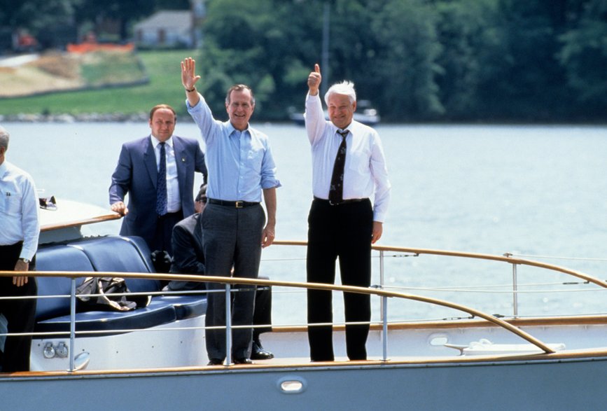 Prezydent USA George H.W. Bush (po lewej) i prezydent Federacji Rosyjskiej Borys Jelcyn na łodzi, 17 czerwca 1992 r. 